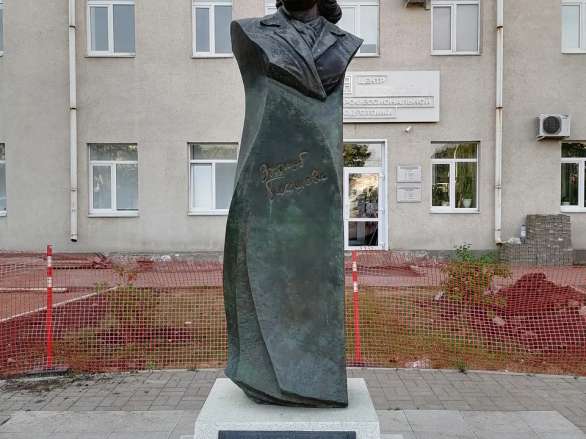 Памятник Зайнаб Биишевой Памятник Зайнаб Биишевой